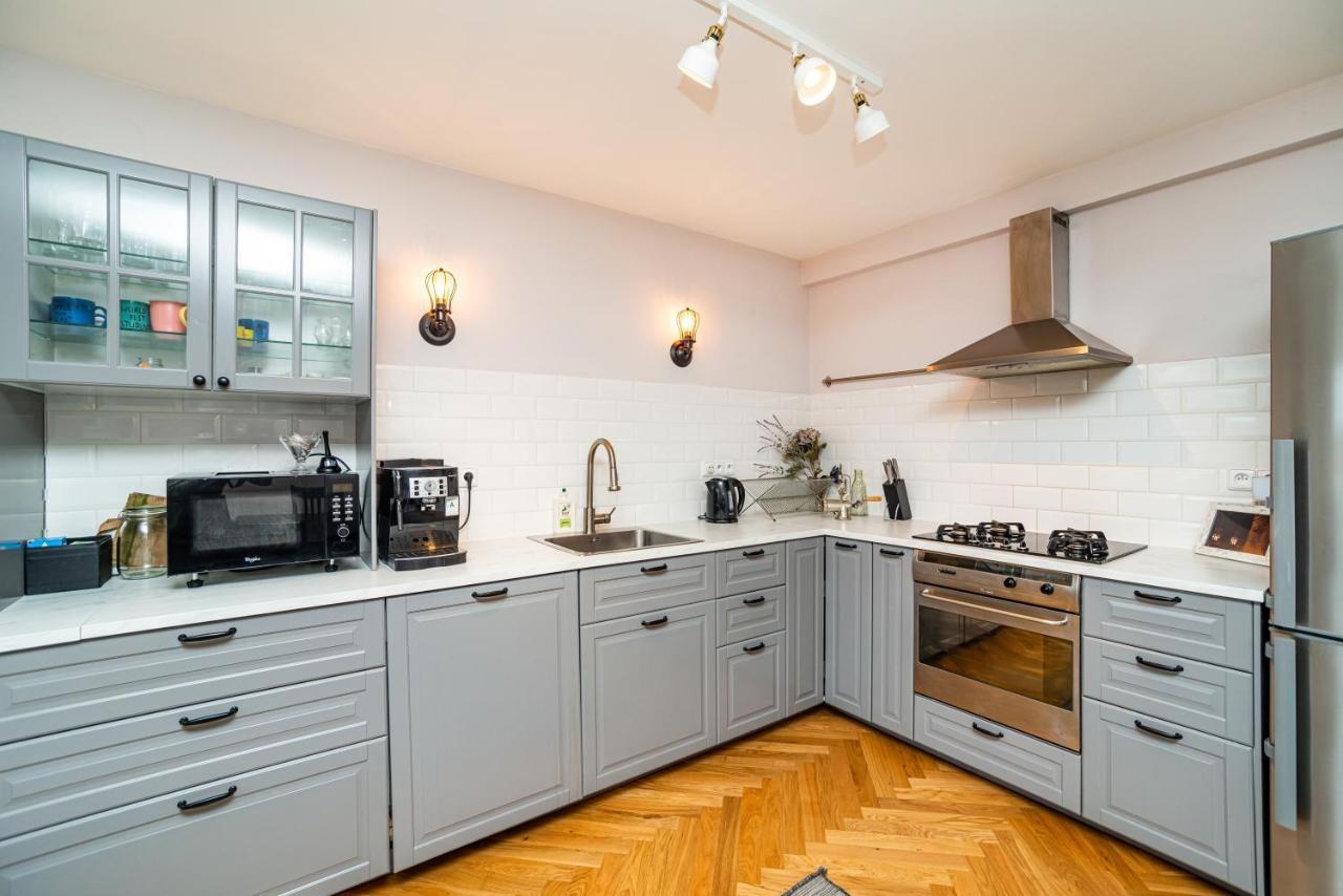 Central, Spacious, Modern 5 Bedrm Duplex W/Balcony Prague Extérieur photo
