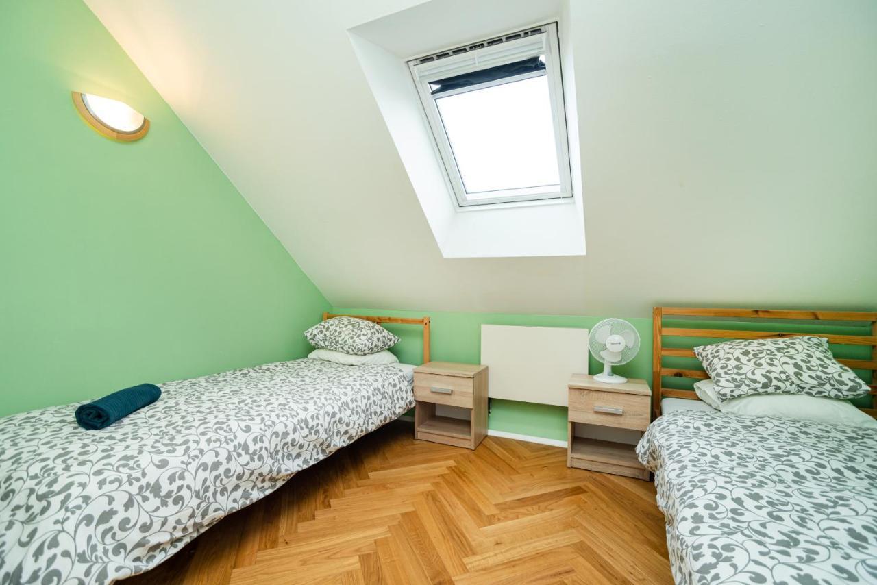 Central, Spacious, Modern 5 Bedrm Duplex W/Balcony Prague Extérieur photo